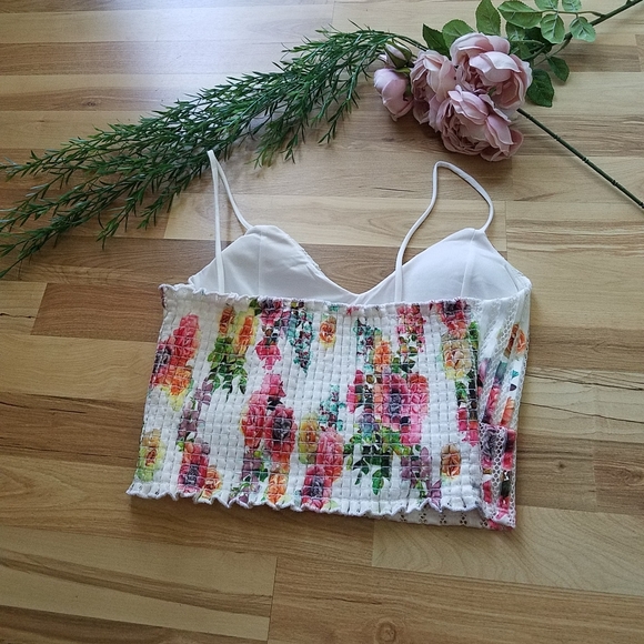 $10 White Floral Print Crop Top - Picture 5 of 7